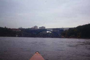 eastriver.JPG (11328 bytes)